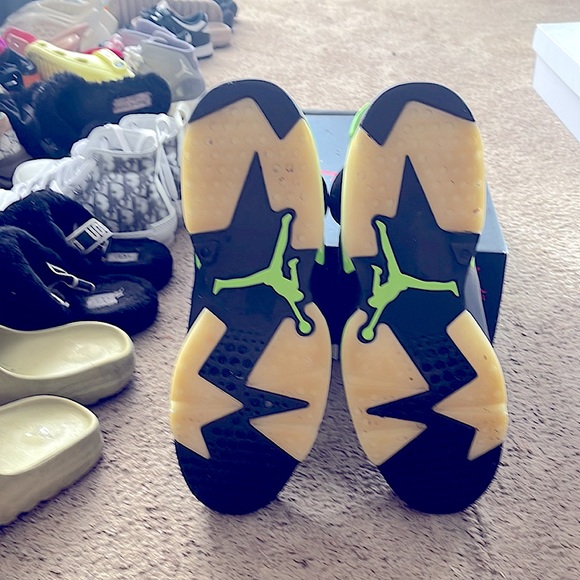 Selling Jordans 6 retro,color black/electronic green,size 13 - Picture 4 of 4